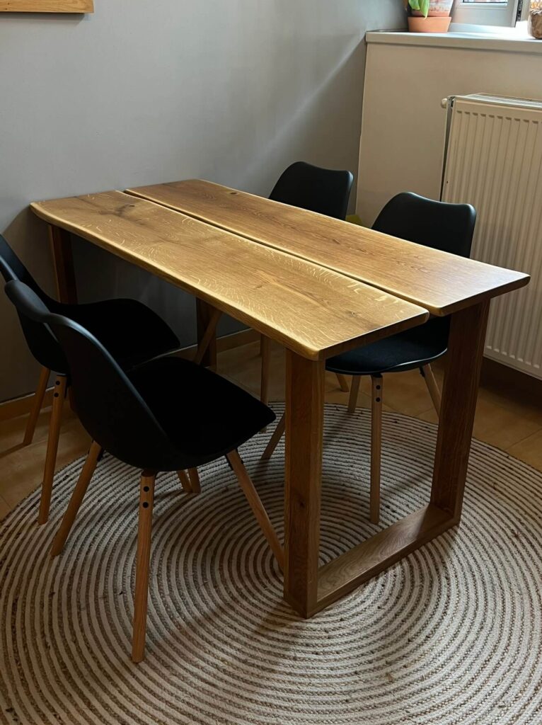 Jídelní stůl dubový