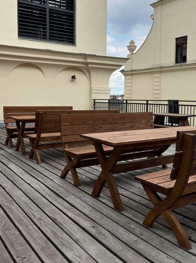 Zahradní nábytek - stoly a lavice