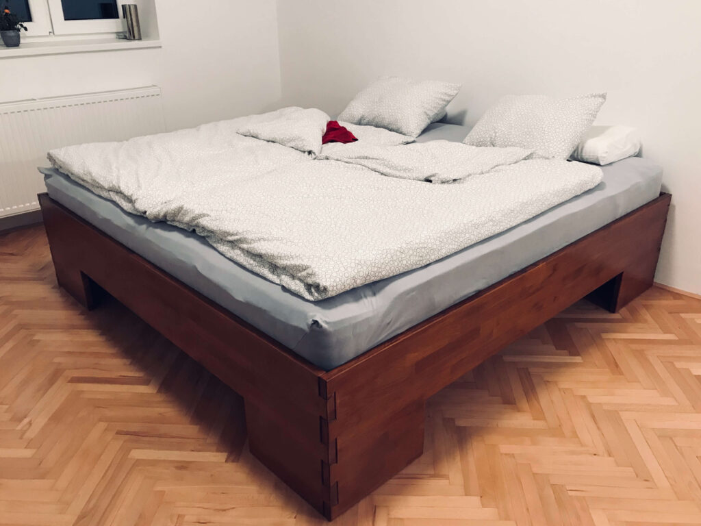 Manželská postel velká