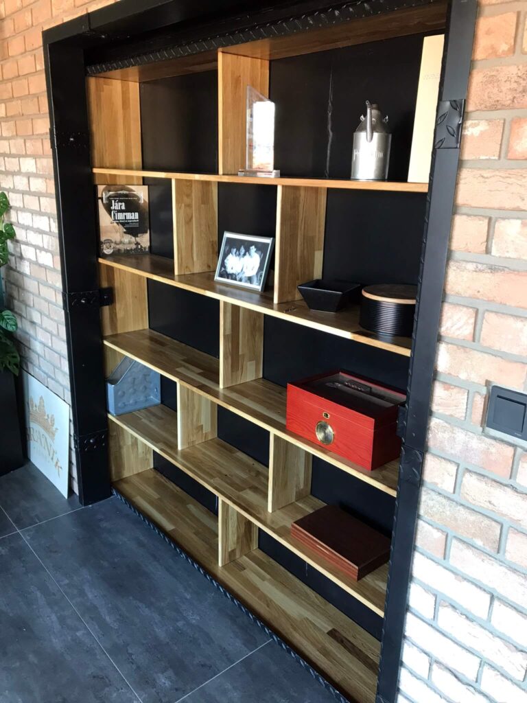 Knihovna - posuvné dveře