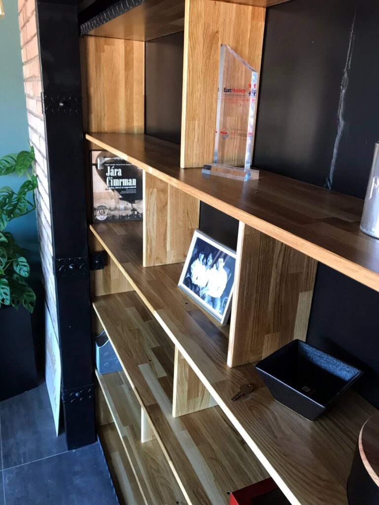 Knihovna - posuvné dveře