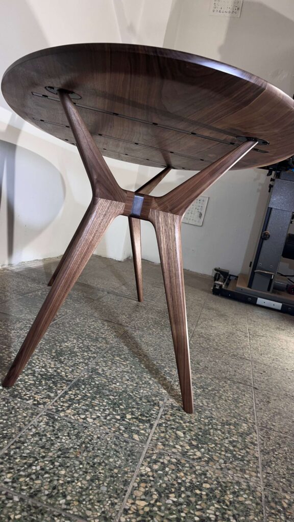 Designový stůl ze spodu