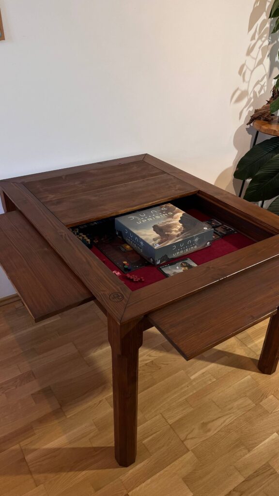 Modulární stůl na deskové hry