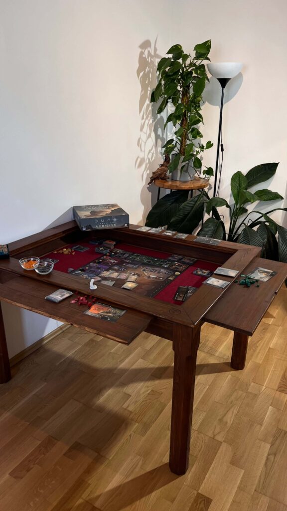 Modulární stůl na deskové hry