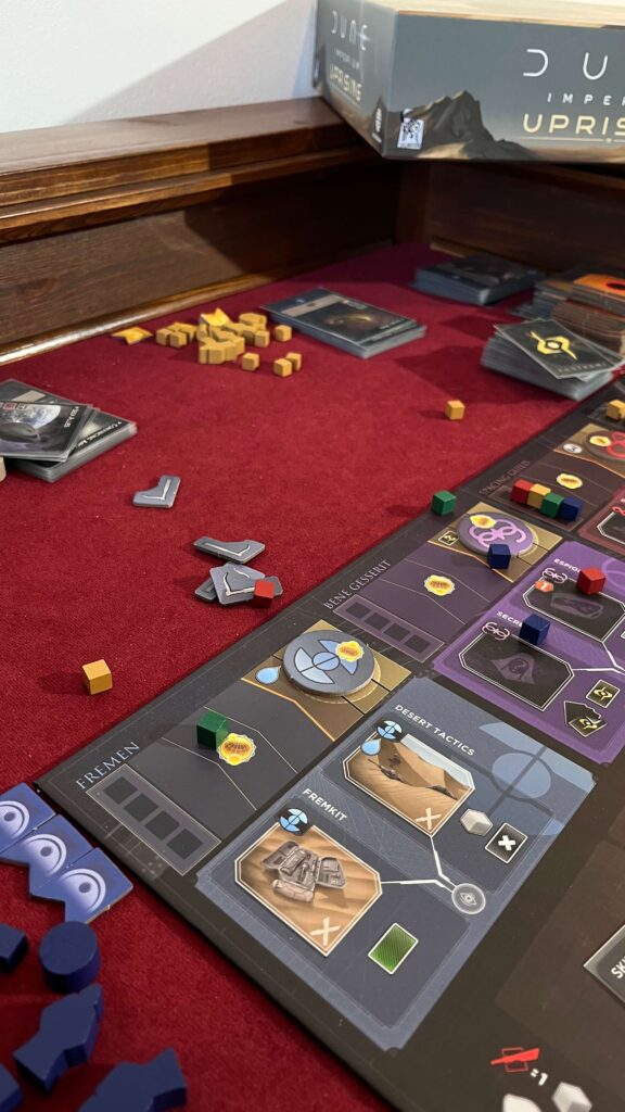 Detail stolu na deskové hry