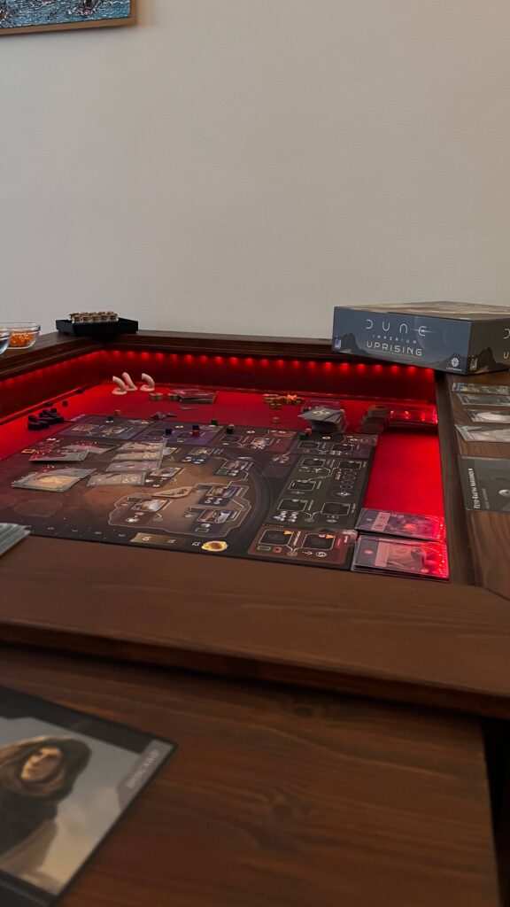 Detail stolu na deskové hry