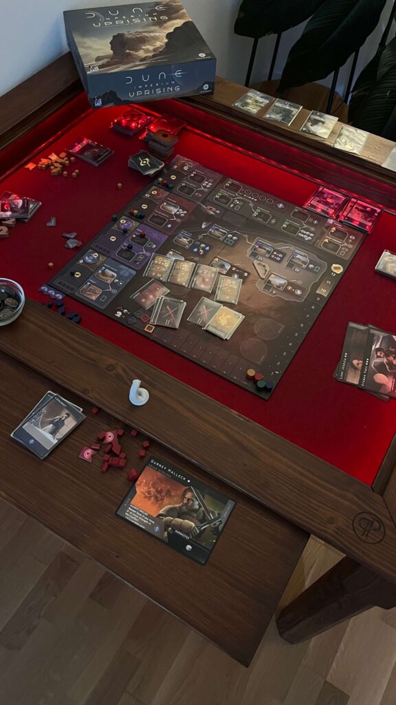 Detail stolu na deskové hry