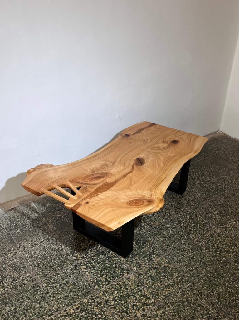 Konferenční stůl z třešňového dřeva