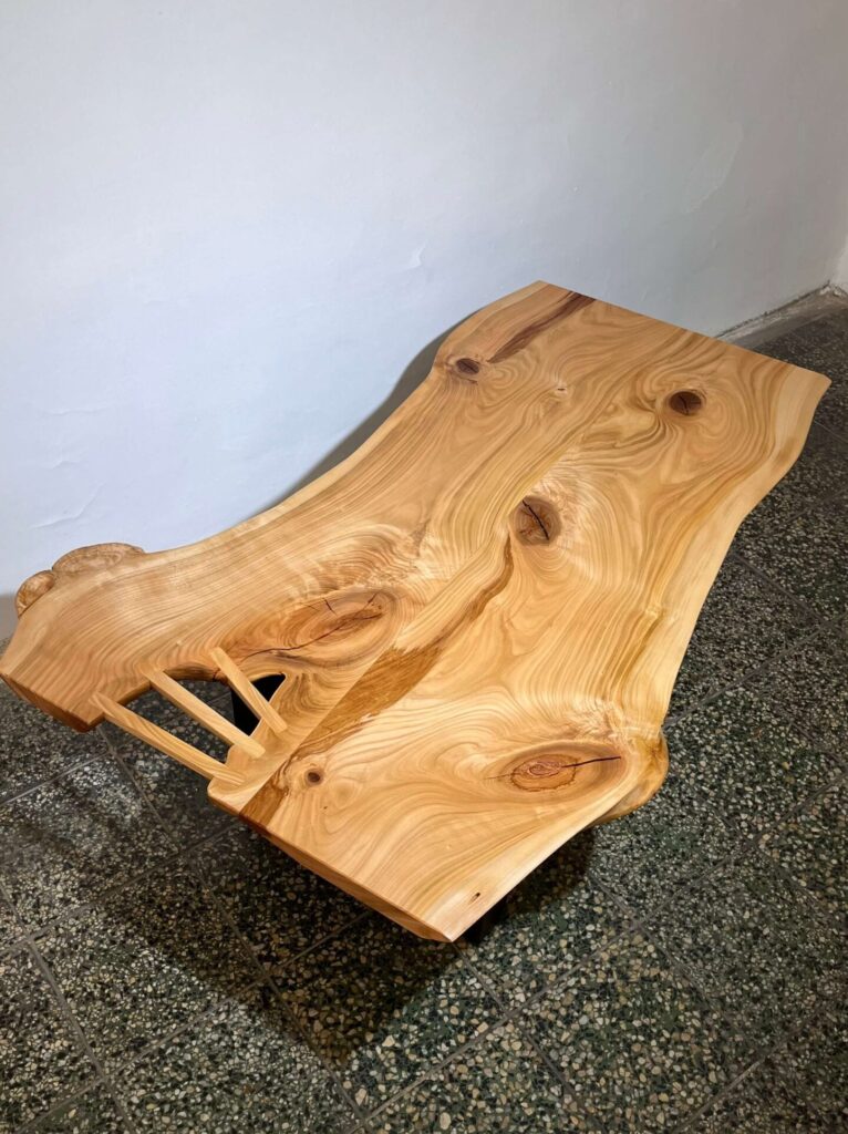 Konferenční stůl z třešňového dřeva