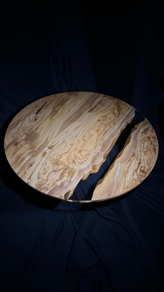 Kruhová stolová deska, materiál oliva, čirá epoxidová pryskyřice