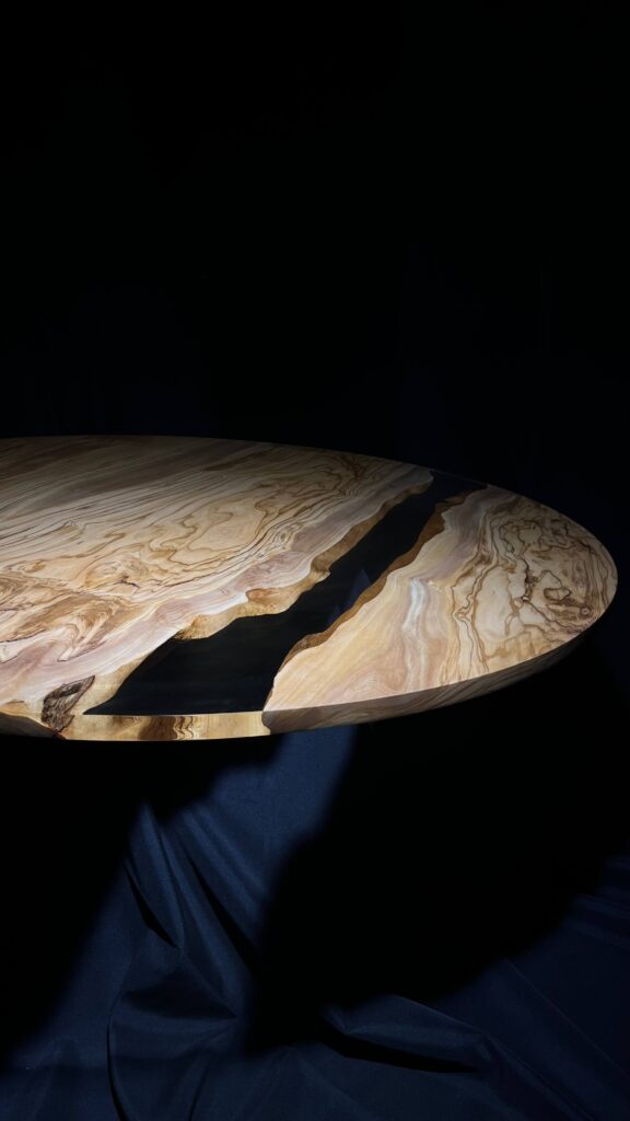 Kruhová stolová deska, materiál oliva, čirá epoxidová