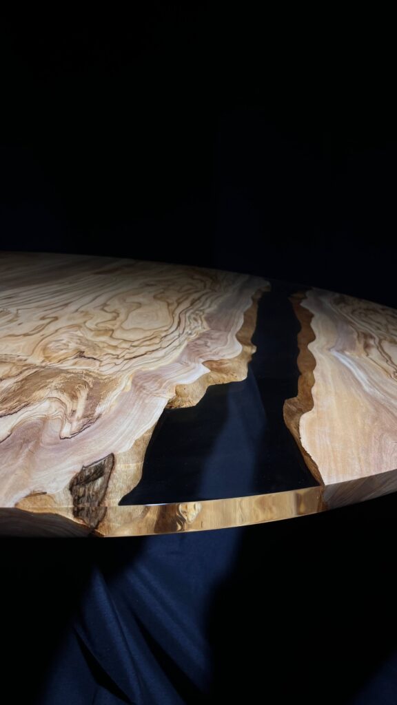 Kruhová stolová deska, materiál oliva, čirá epoxidová