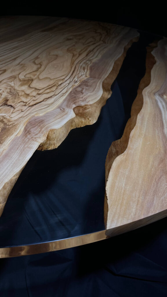 Kruhová stolová deska, materiál oliva, čirá epoxidová