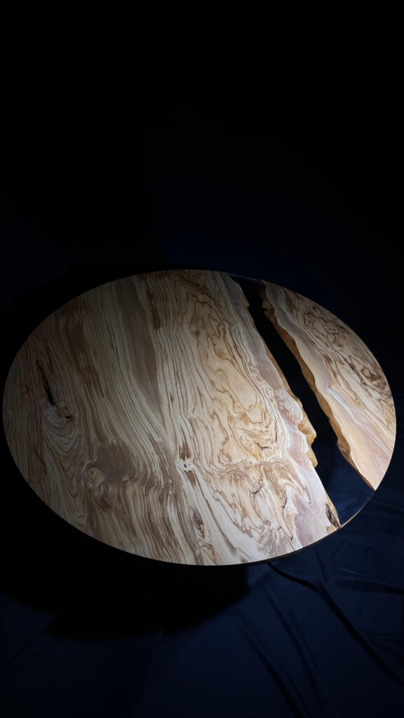 Kruhová stolová deska, materiál oliva, čirá epoxidová