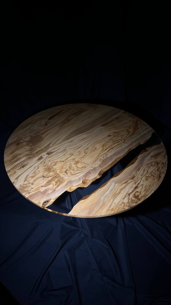 Kruhová stolová deska, materiál oliva, čirá epoxidová