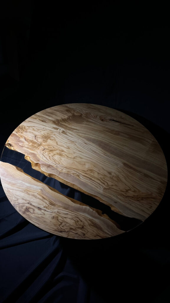 Kruhová stolová deska, materiál oliva, čirá epoxidová