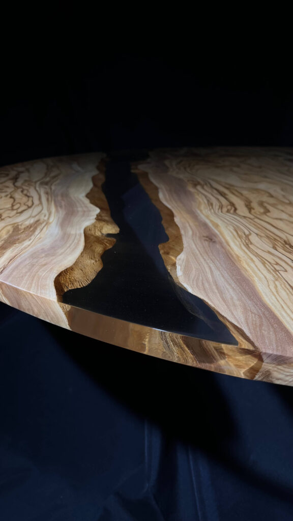 Kruhová stolová deska, materiál oliva, čirá epoxidová