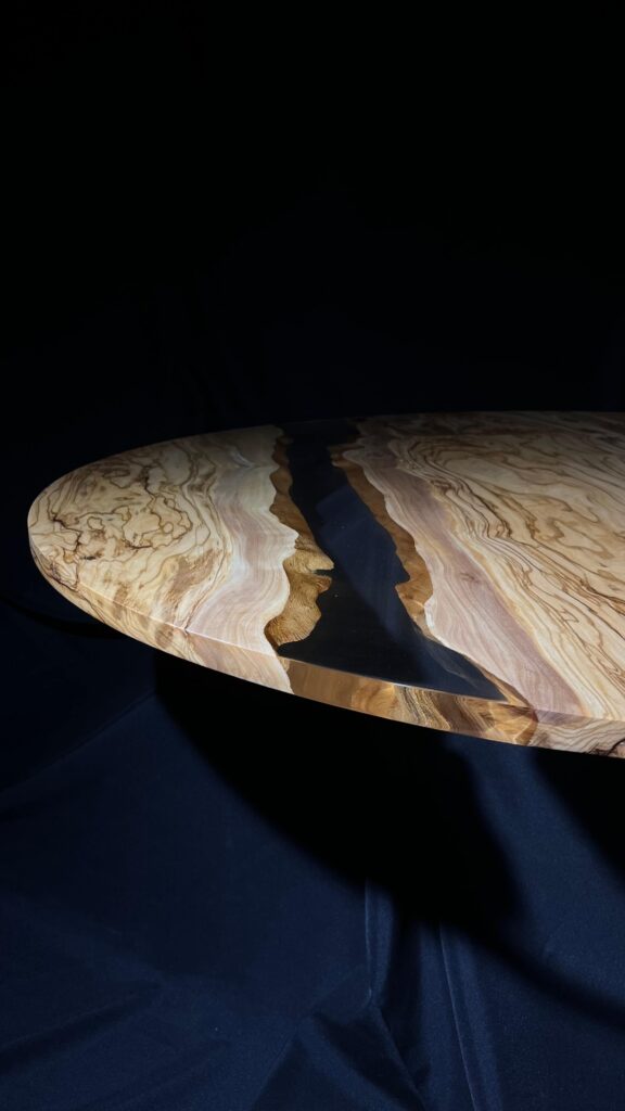 Kruhová stolová deska, materiál oliva, čirá epoxidová