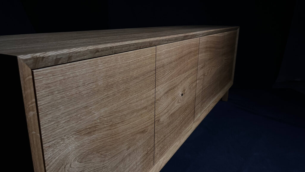 Dubová tv skříňka