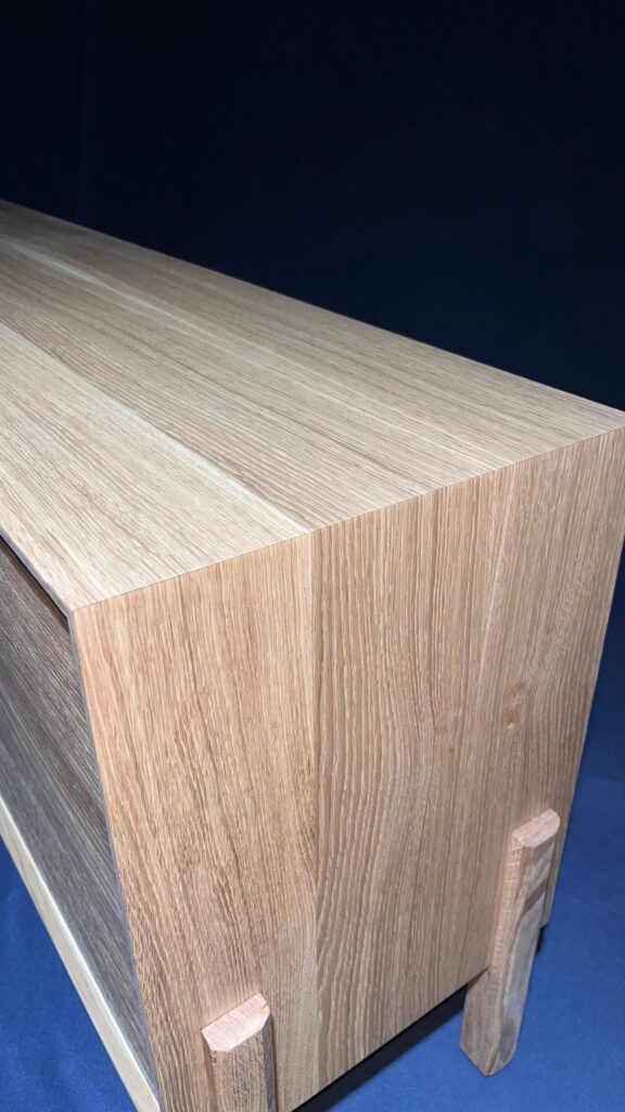 Dubová tv skříňka