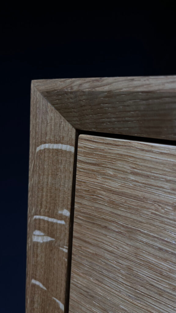 Dubová tv skříňka