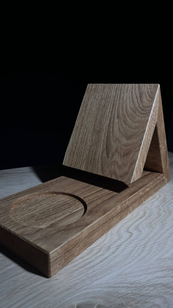 Stojánek na knihu a hrnek/skleničku