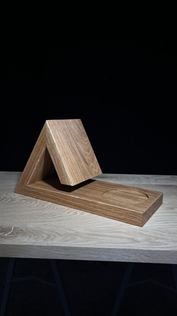 Stojánek na knihu a hrnek/skleničku