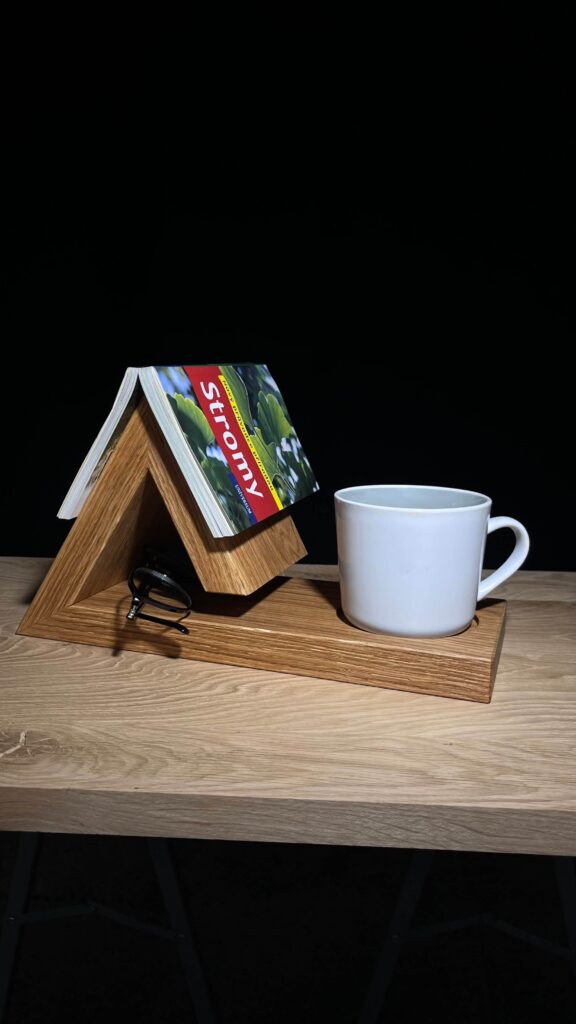 Stojánek na knihu a hrnek/skleničku