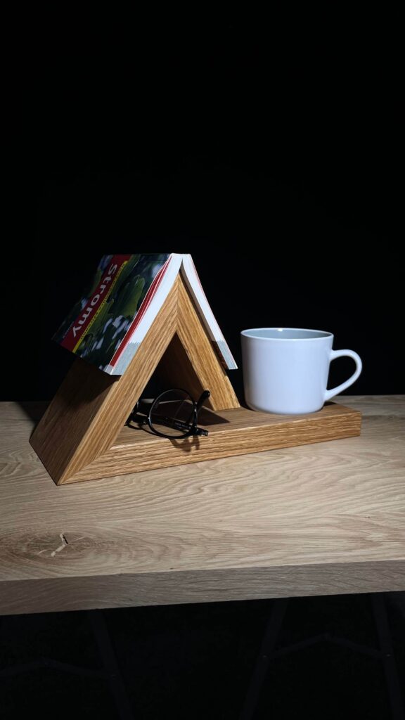 Stojánek na knihu a hrnek/skleničku