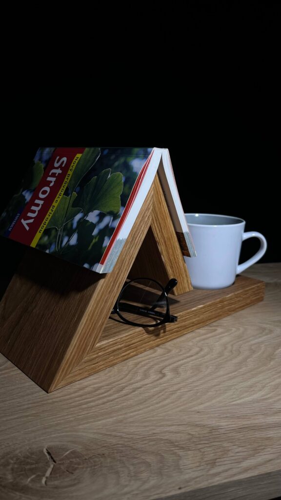 Stojánek na knihu a hrnek/skleničku