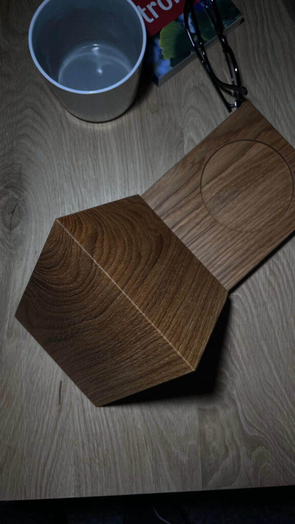 Stojánek na knihu a hrnek/skleničku