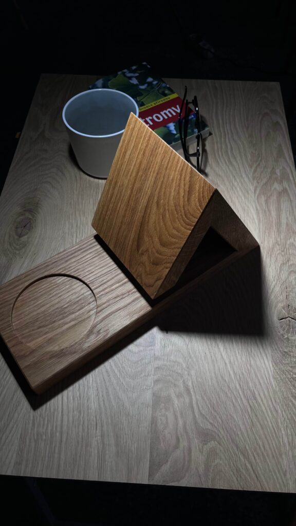 Stojánek na knihu a hrnek/skleničku