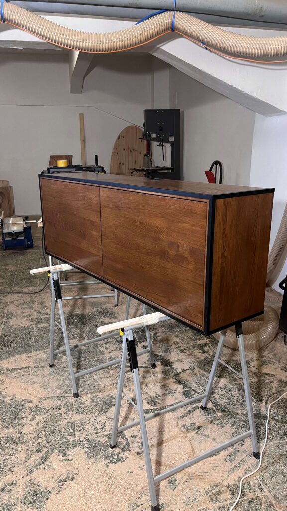 Závěsná tv skříňka