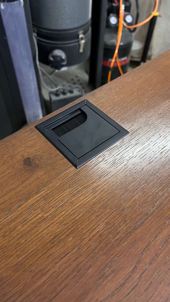 Závěsná tv skříňka