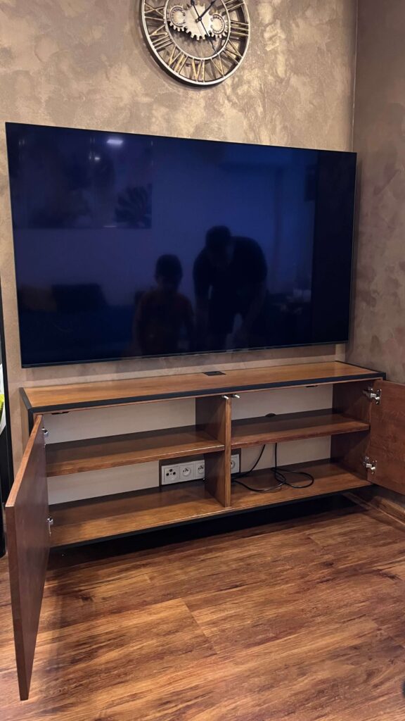 Závěsná tv skříňka